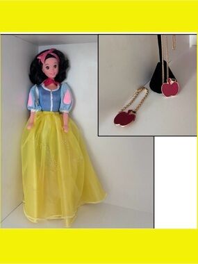 1992 Snow White Disney Doll
With outfits, and jewelry for doll, little girl